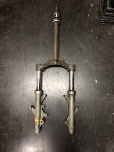 Front fork for maxi scooter with feathers
