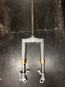 Front fork for maxi scooter with feathers