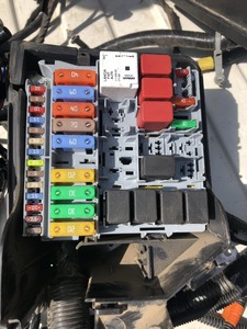 Блок предохранителей Fiat 500E 34F250004