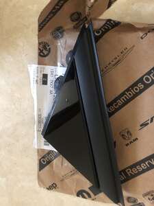 Пластиковая накладка левая под зеркало глянцевая 1SH17KX7AA Fiat 500E