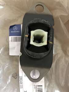 Опора кронштейн справа Smart 453 A4152660000