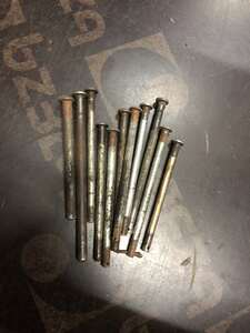 Шпилька крепеж болт центральной подножки для скутера