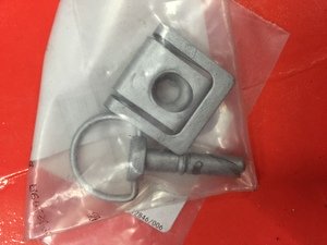 Болт скоба крышки двигателя моторного отсека Smart A4519880067