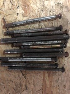 Ось центральной подножки скутера