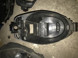 Унитаз бардачок для мопеда пластик под сиденье Honda AF34/35